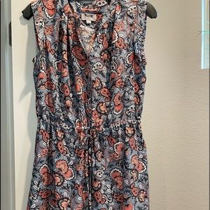 Casual print sleeveless dress in exc. condition from LOFT. Tie waist. Size MP